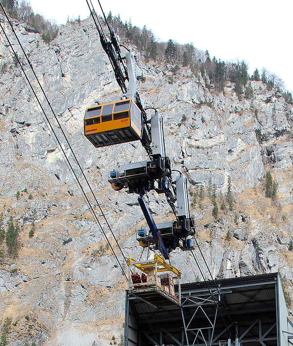 Téléphérique apportant le matériel (conduits METU-FORM) à la centrale électrique construite dans la montagne (Linthal, Suisse).