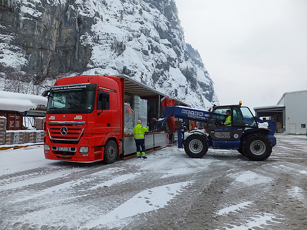 Unloading the METU ducts for the electric power plant in Linthal