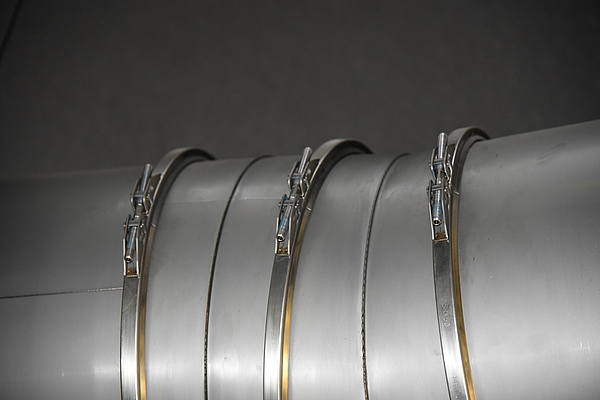 Gros plan sur les colliers de serrage en acier inox SRX pour les gaines METU-FORM