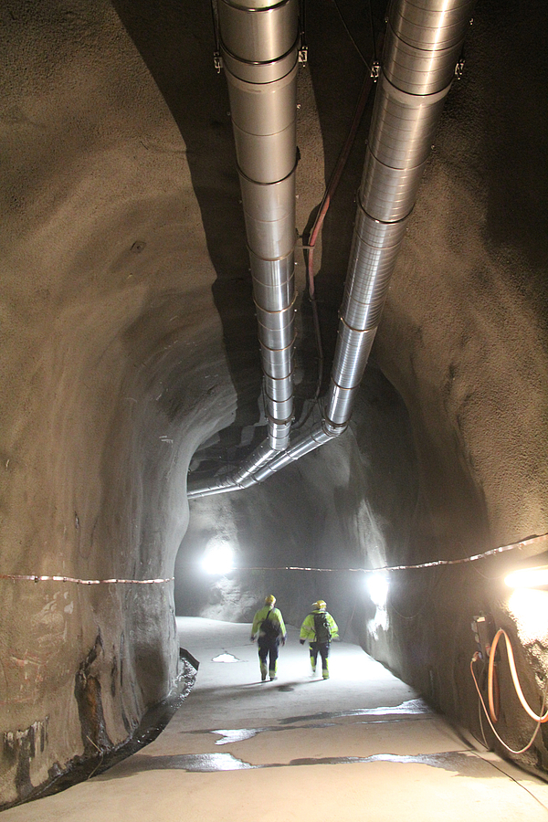 L'un des nombreux tunnels de la centrale électrique de Linthal avec des gaines de ventilation METU-FORM