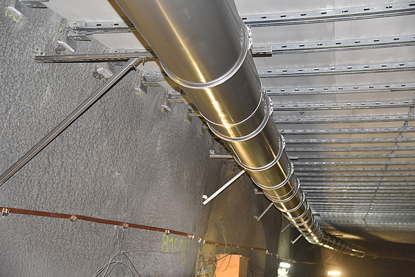 METU-FORM-Luftleitungen, die entlang des Tunnelnetzes des Kraftwerks installiert sind