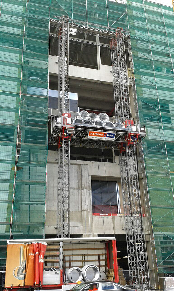 Spezieller Aufzug von AUDI für den Transport der METU-Rohrverbindungen in den oberen Etagen des Gebäudes