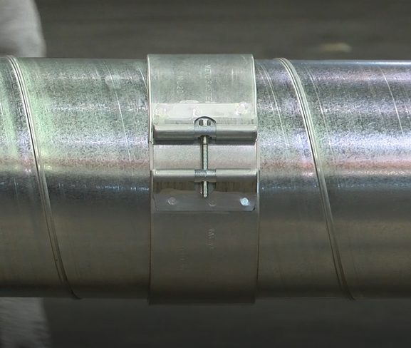 Installierte MU-Rohrmuffen können durch Lösen nur einer Schraube leicht zerlegt werden